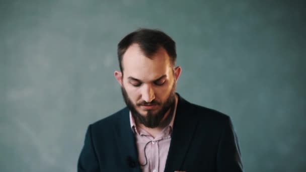 Hombre barbudo con chaqueta y camisa a rayas explicando con confianza en la pared aislada — Vídeos de Stock