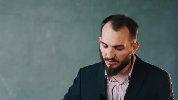 Homem barbudo em jaqueta e camisa listrada habilmente falar sobre câmera lense — Vídeo de Stock