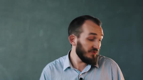 Joven hombre de negocios barbudo con camisa a rayas en la pared aislada discutiendo expertamente — Vídeo de stock