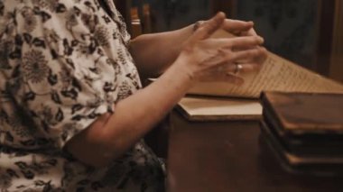 Panoramik çekim yaşlı kadın yaprak kitap Rus cursive metin tablo aracılığıyla