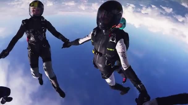 SEVILLE, ESPANHA - MAIO 21, 2013: Paraquedistas de mãos dadas no céu, fazer formação. Skydiving. Voo. Trabalho em equipa . — Vídeo de Stock