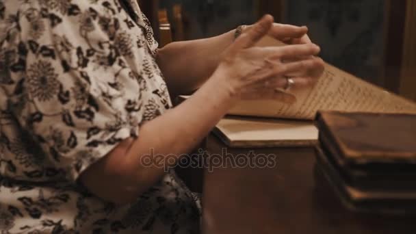 テーブルの上の本ロシアの筆記体の文字をパノラマ ショット古い女性葉 — ストック動画