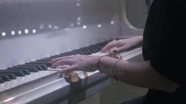 Kadın müzisyen konser salonu akşam itibariyle iterek beyaz piyano tuşları eller