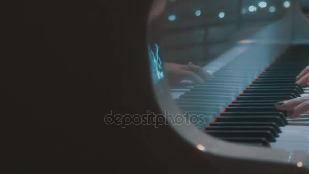 Frauenhände mit Ringen, schwarzem Nagellack und Kettenarmband beim Klavierspielen — Stockvideo