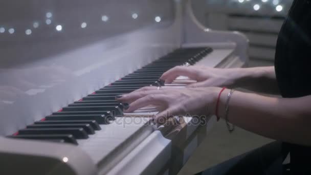 Mãos de mulher com anéis, esmalte preto e pulseira de corrente tocando piano — Vídeo de Stock