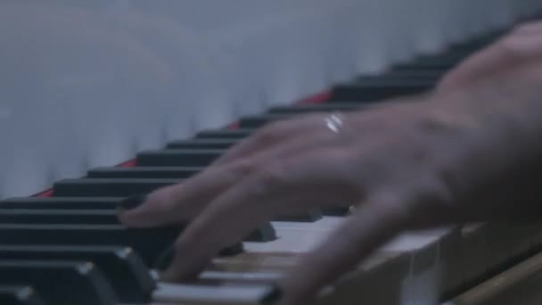 Mani musiciste femminili che spingono i tasti del pianoforte bianco nella sala da concerto serale — Video Stock