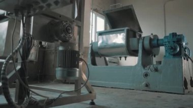 Çalışma Tezgahı boş parlak fabrika odasında açık kapaklı