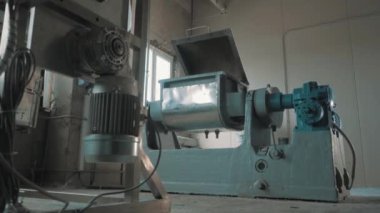 Çalışma Makina tezgah boş parlak fabrika odasında açık kapaklı