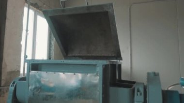 Makine-Aracı boş parlak fabrika odasında açık kapaklı içinde kıyma kum