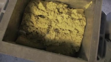 Endüstriyel makine karıştırma içinde sarı bıçaklar Kinetik kum kitle iplik