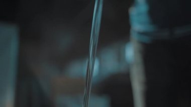 Lastik adam elinde eldiven kare plastik konteyner dışarı su dökme