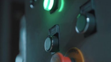 Lastik eldiven basma düğmesi metal kontrol panelinde alt parmak