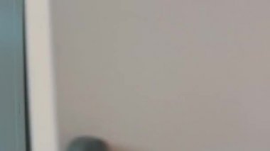 Bilim adamı bu durumda lastik eldiven sarı kum ile buharlaşma bulaşık fırın koymak.