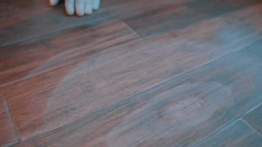 Adam beyaz çalışma eldiven Laminat zemin ıslak bezle temizlemek