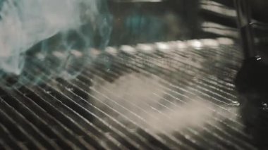 Siyah fırça uygulamak yağ sıcak sigara ızgara yüksekliği güçlü yangın alevleri üreten,