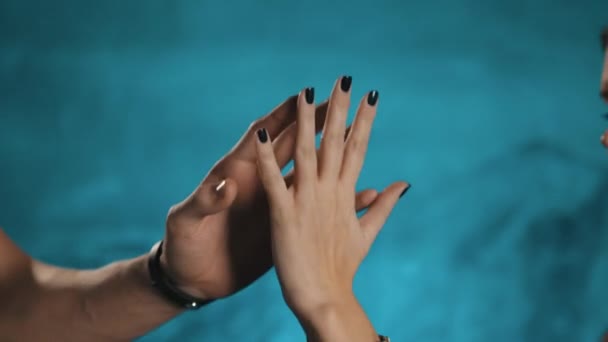 Mannenhand met fitness tracker op pols houdt liefhebbende vrouw arm — Stockvideo