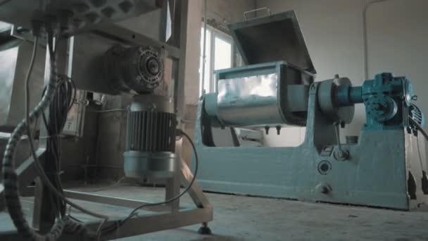 Pracovní stroj nástroj s otevřené víko na opuštěnou továrnu světlé místnosti — Stock video