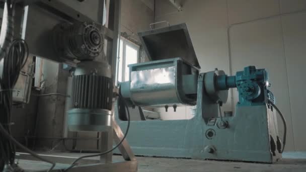 Working machinery bench with open lid at empty bright factory room — Stock Video