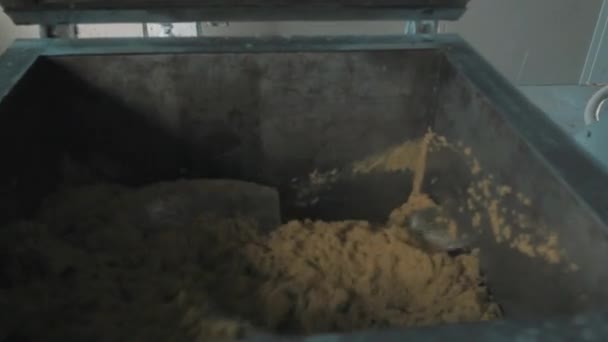 Sand blandning inuti maskiner bänk med öppet lock på tom ljusa fabrik room — Stockvideo