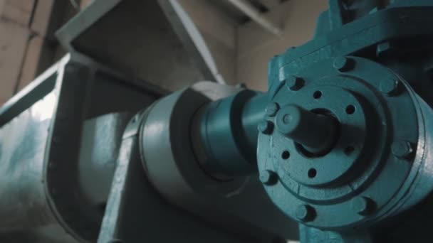 Partes de hilado de maquinaria industrial en la fábrica — Vídeos de Stock