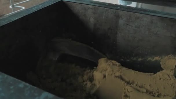 Werken stuk van industriële machines rotor draaien stapel van geel zand — Stockvideo