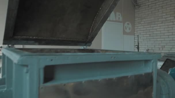 Meulage de sable à l'intérieur de la machine-outil avec couvercle ouvert dans la salle d'usine lumineuse vide 