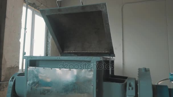 Picar areia dentro da máquina-ferramenta com tampa aberta na sala de fábrica brilhante vazia — Vídeo de Stock