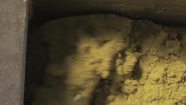 Mélange de masse de sable cinétique jaune effiloché par des lames métalliques industrielles — Video