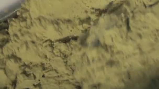 Жовте сухе тісто з розсипчастої маси змішування з промисловими металевими лезами — стокове відео