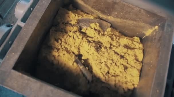 Vrida bladen inuti industrimaskin slipning gul kinetic sand massa — Stockvideo