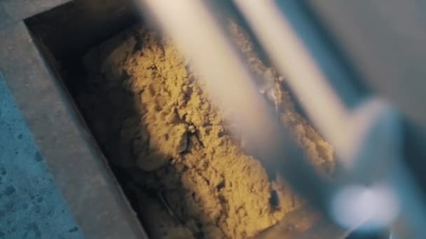 Lames de torsion à l'intérieur de la machine industrielle mélangeant la masse de sable cinétique jaune — Video