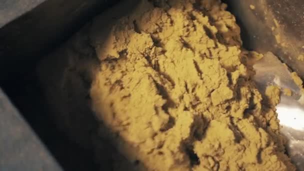 Vrida bladen inuti manufactory maskin malning gul kinetic sand massa — Stockvideo