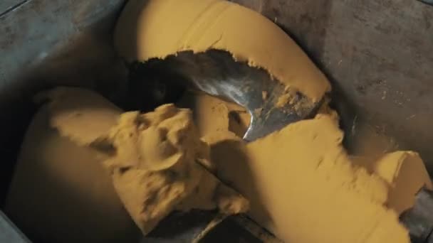 Machine de meulage industrielle lames métalliques hachant la masse de sable cinétique jaune — Video