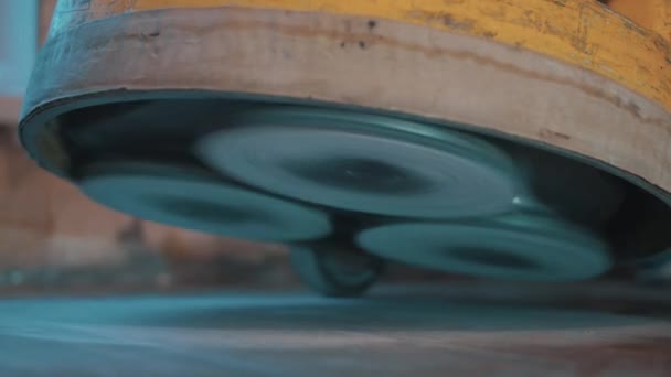 I dischi di lima della lucidatrice per pavimenti si spengono sul pavimento in laminato polveroso — Video Stock