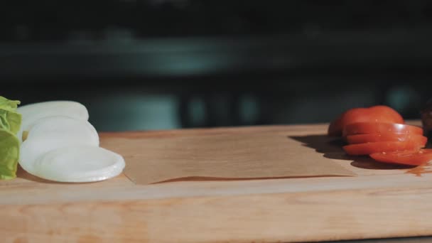 Chef de cuisine masculin en robe blanche met de la viande cuite sur planche à découper en bois — Video