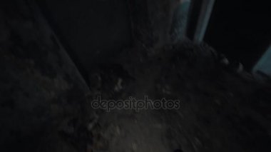 Kamuflaj ile karanlık koridorda yürürken flashligh erkekte bakış açısı