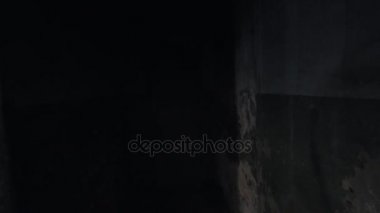 Bakış açısı kişi terk edilmiş binada karanlık koridorda gitmek yeri seçme