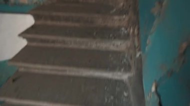 Tavan arasında terk edilmiş binada kadar yürüyüş kamuflaj erkekte bakış açısı