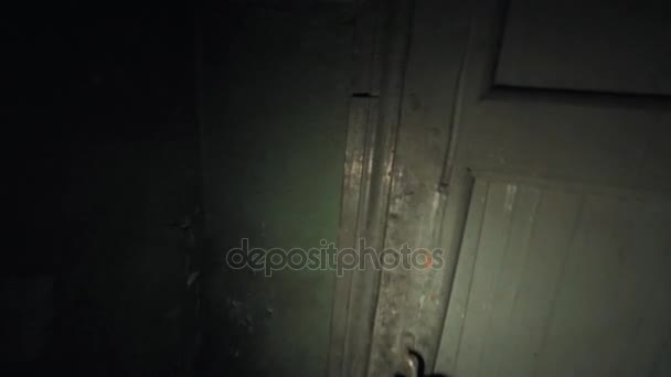 Punto de vista hombre con flashligh caminando en pasillo oscuro abre la puerta — Vídeo de stock