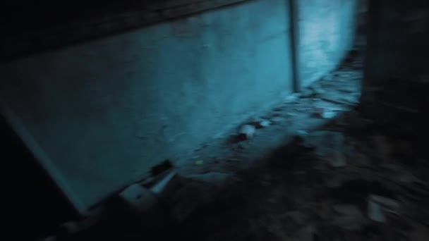 Точка зрения человека, смотрящего вокруг в раздевалке заброшенного здания — стоковое видео