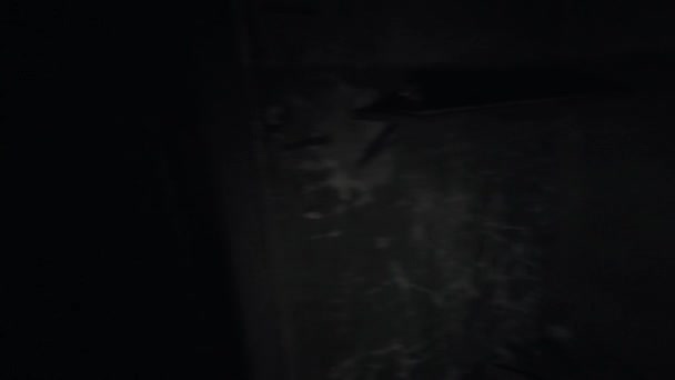 Άποψη πρόσωπο να χαθεί στο σκοτεινό διάδρομο του εγκαταλειμμένο κτίριο — Αρχείο Βίντεο