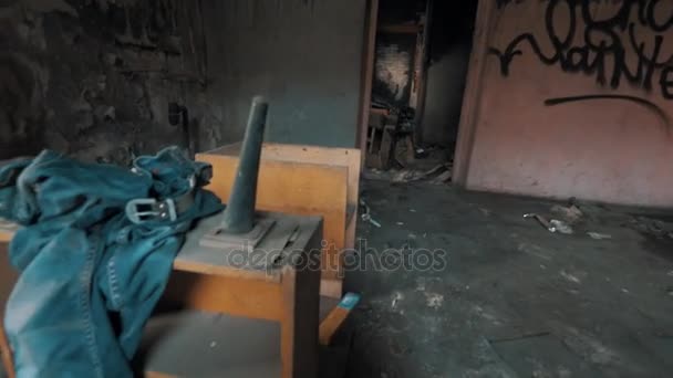 Punto de vista deambulando en la habitación del edificio abandonado durante el día — Vídeos de Stock