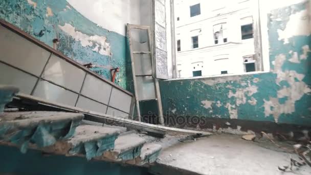 Punto de vista hombre en camuflaje caminando por peligrosas escaleras que se desmoronan — Vídeos de Stock