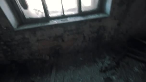 Point de vue homme se promenant dans les couloirs du bâtiment abandonné — Video