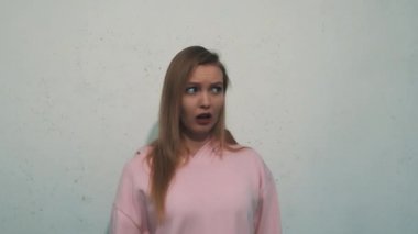 Güzel sarışın kız açık ağız şok ve etrafa, gülümsüyor