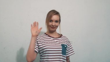 Beyaz arka plan üzerinde çizgili gömlek gülümseyen ve shake elinde çekici kadın