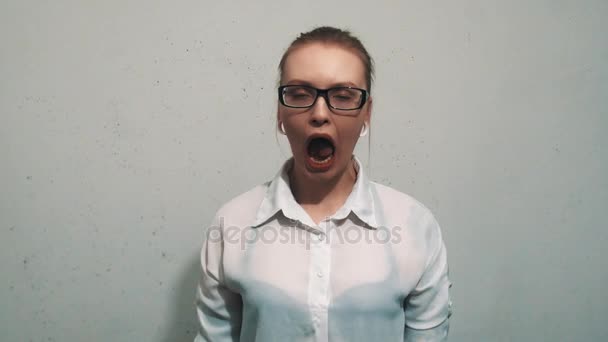 Attraktiv kvinde i hvid skjorte, med øre tunneler spytte ud ark papir – Stock-video
