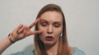 Çekici genç kız ile disko dans kulak tünelleri ile gri tişörtlü taşır