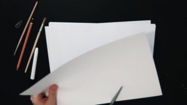 Dövmeli eller kesim kalp şekli beyaz kağıt sayfası makas kullanarak dışarı