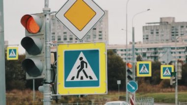 Şehir sokak kavşak yaya geçidi işaret ve kırmızı trafik ışığı ile